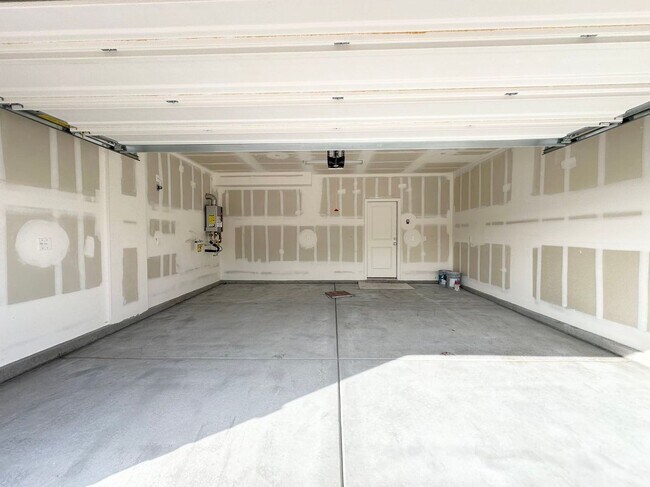 Building Photo - Beautiful and well-maintained home