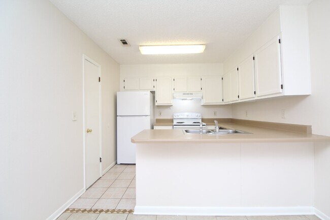 Building Photo - Gulf Breeze 2BR Apartment in Greenbriar with Large Bedrooms, Fenced Patio, Huge Backyard & Water/...