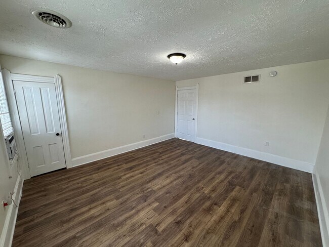 Building Photo - 2476 W 10th St