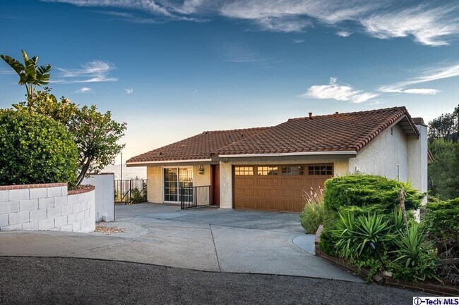 Building Photo - 1218 E Tujunga Ave
