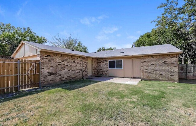 Building Photo - 656 Priscilla Ln