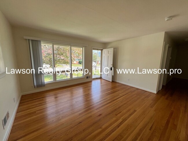Building Photo - Pristine Brick Ranch with Covered Back Patio!
