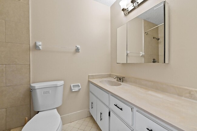 Building Photo - 1606 Shaker Cir