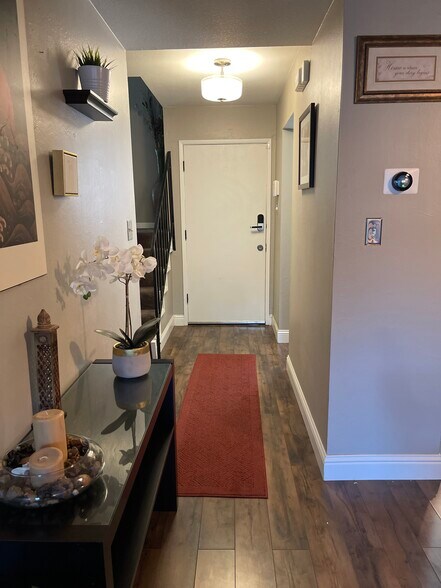 Spacious entry hallway - 59 Meadowbrook Ave
