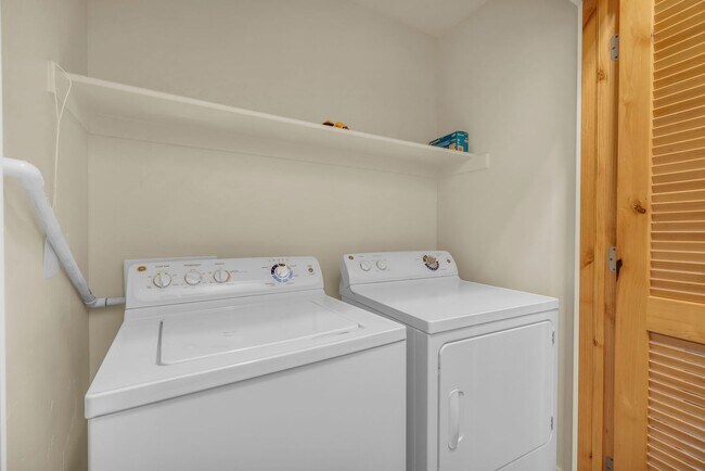 Building Photo - Furnished Bear Hollow Townhome