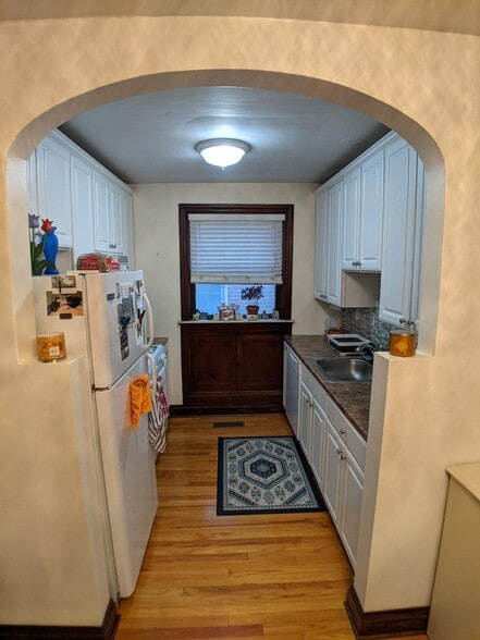 Kitchen - full - 6633 Alamo Avenue