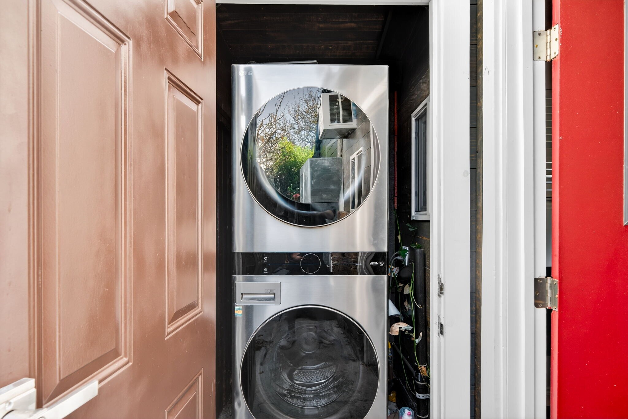 Building Photo - 1200 Tamarind Ave