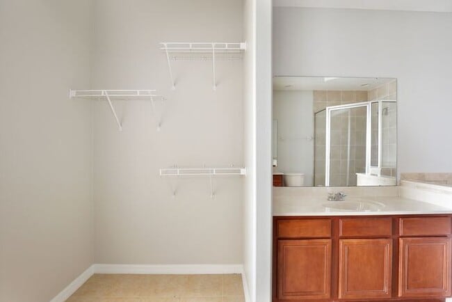 Building Photo - Spacious 4/2.5 Townhome in Gated Community in Avalon Park - Orlando