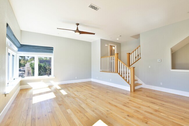 Building Photo - Modern 3-Bedroom Townhome with Rooftop Dec...