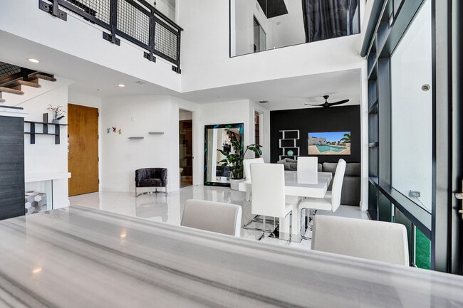 Building Photo - 365 SE 6th Ave