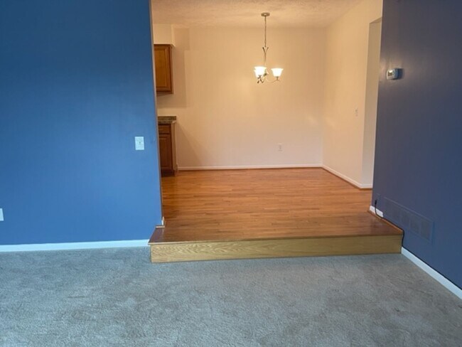 Building Photo - 2 Bedroom Condo - 1.5 Baths, Community Pool, Central AC