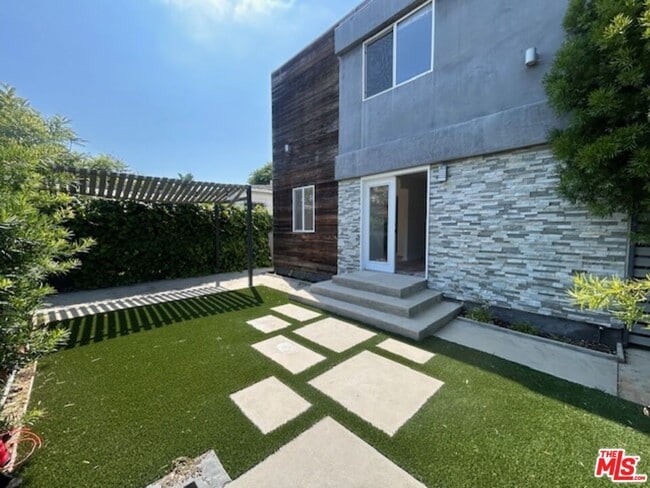 Building Photo - 653 Sunset Ave