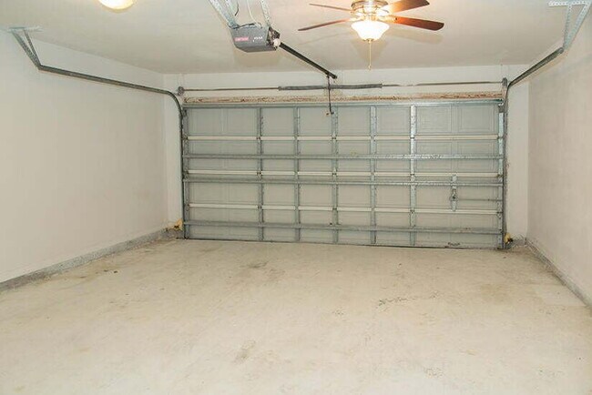 Building Photo - "Coastal Comfort Awaits: Charming 3-Bed, 2...