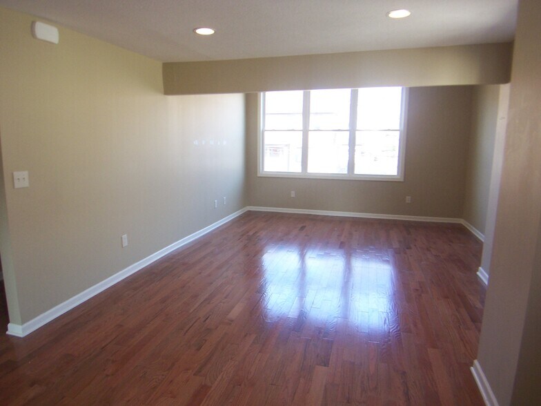 Building Photo - 302 Castle Shannon Blvd