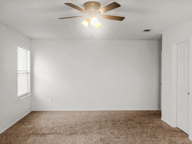 Building Photo - Spacious 1 Story Home!