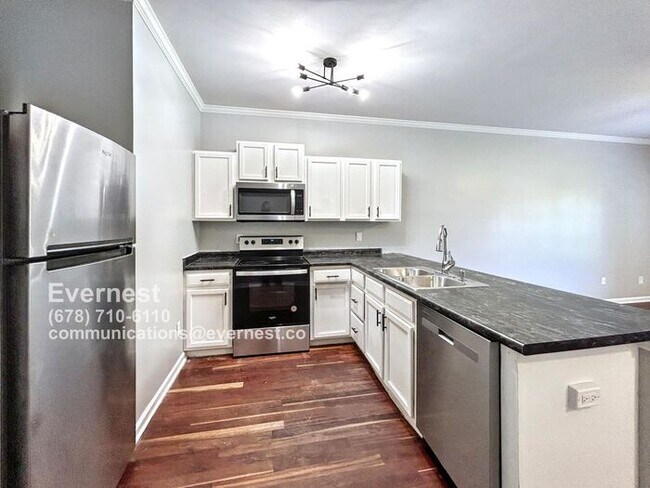 Building Photo - Spacious 4-Bedroom Townhome with Modern Co...