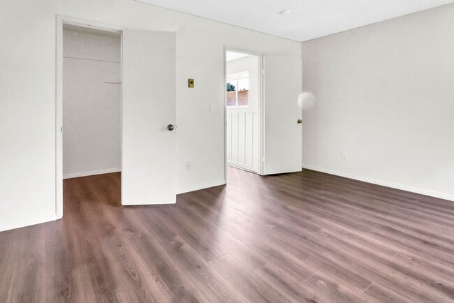 Building Photo - Great Three bedroom in UTC!  Available now!