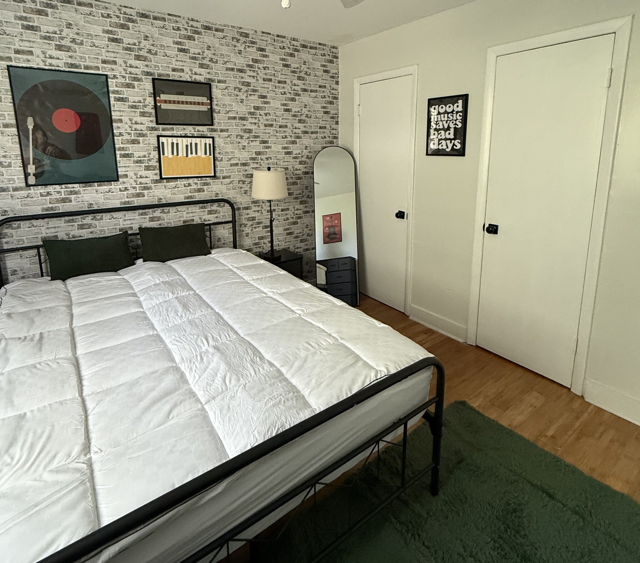 rm 3 queen bed - 16 Reid St