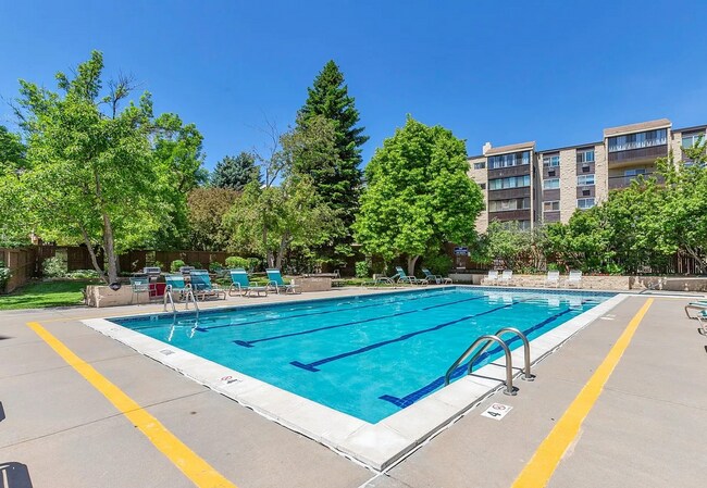 Building Photo - Beautiful 2BR/2BA Condo with Pools, Parkin...