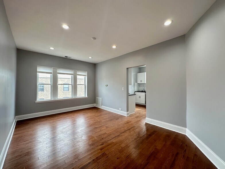 Building Photo - 1149 W Lunt Ave