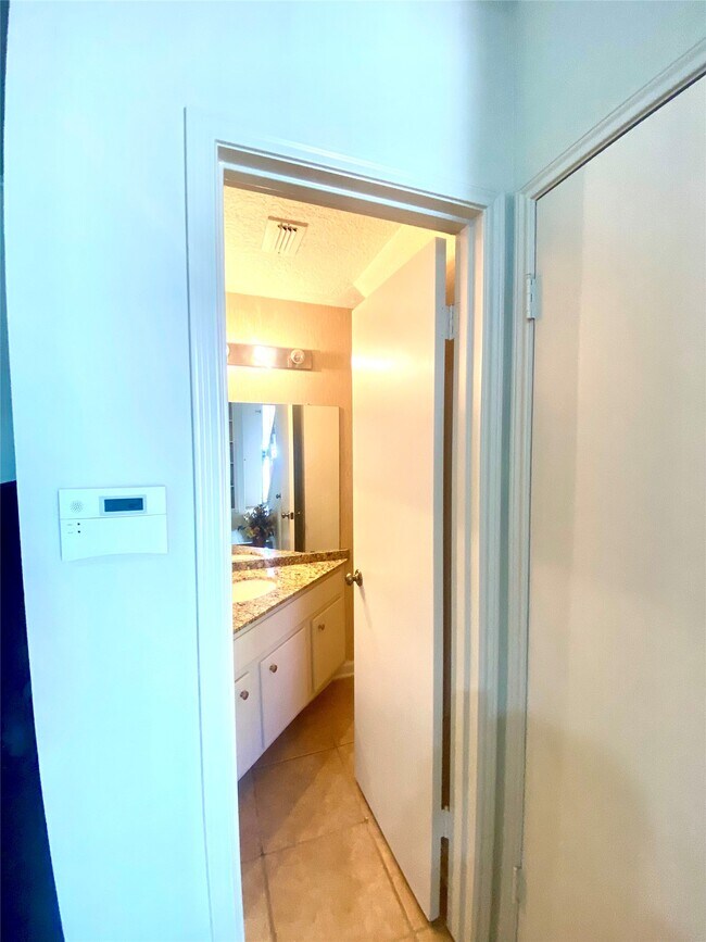 Building Photo - 7350 Kirby Dr