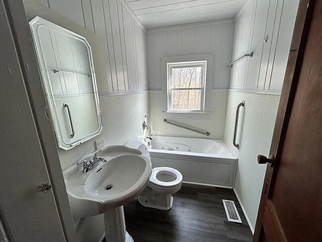 Building Photo - 4 Bedroom 2 Bathroom