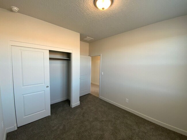 Building Photo - 3 Bedroom Single Story New Build in Lomas Encantadas in Rio Rancho!