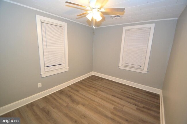 Building Photo - 374 Farnsworth Ave