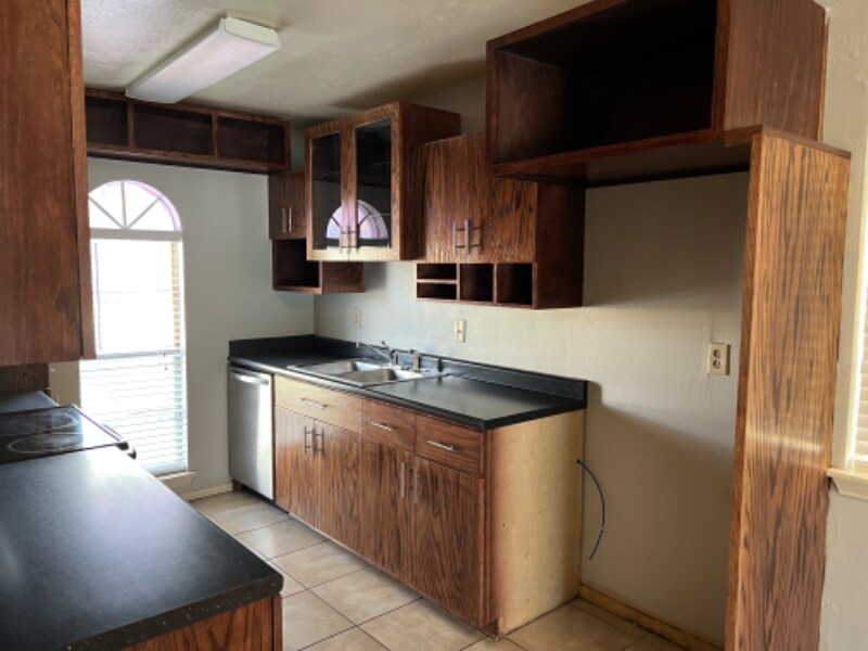 Building Photo - 409 S Holiday Dr
