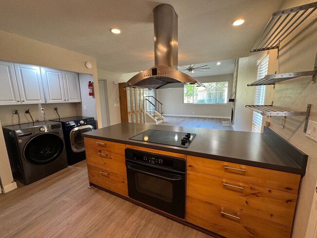 Building Photo - Beautiful two story townhome in Sunset Par...