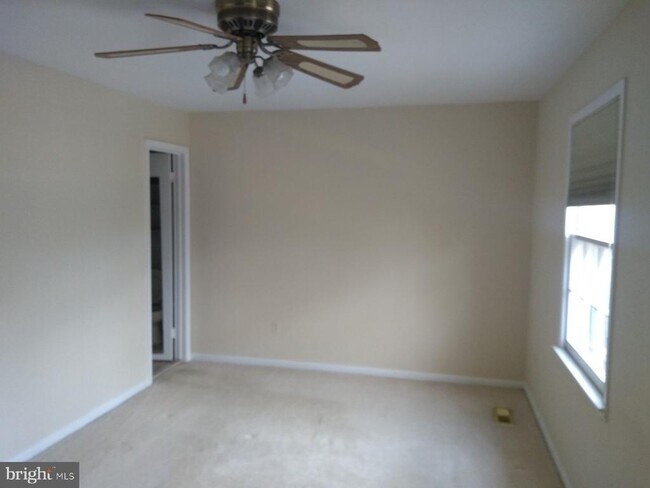 Building Photo - 2055 Pilgrim Dr