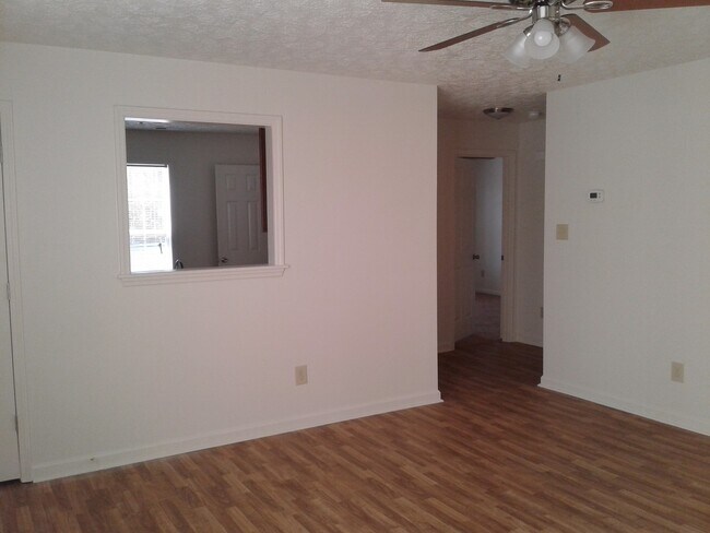 Building Photo - 2 Bedroom, 1 bath apartment - Downstairs Unit