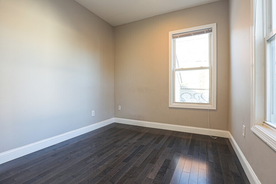 Building Photo - 77 Linden St