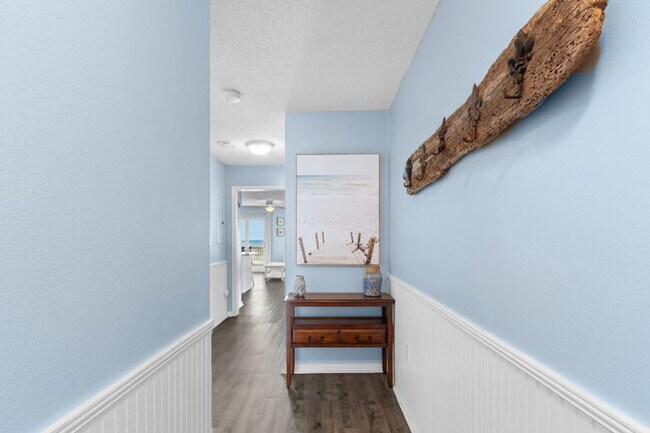 Building Photo - 572 E Beach Blvd