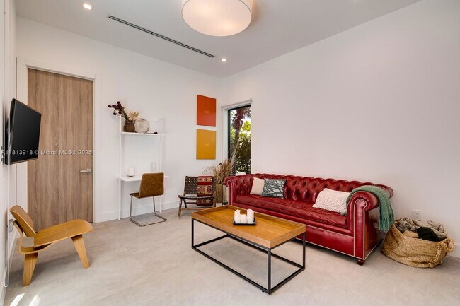 Building Photo - 4094 Park Ave
