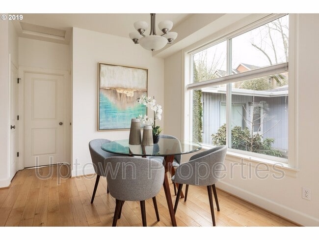 Building Photo - 1916 SW Idaho St