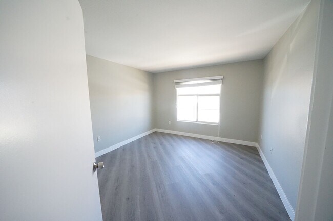 Building Photo - SHOWINGS AVAILABLE NOW