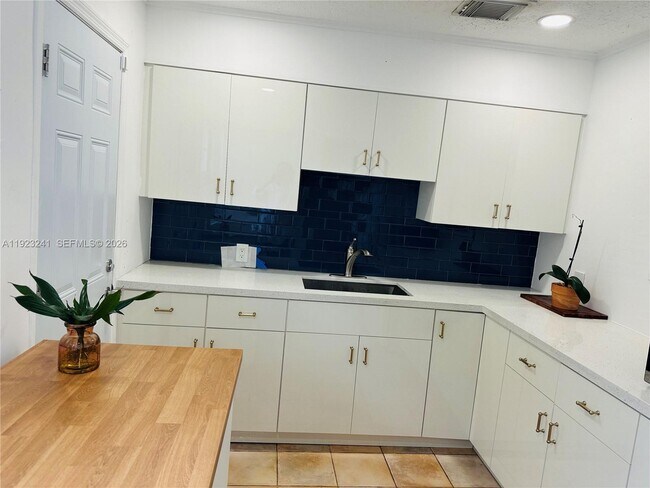 Building Photo - 3927 SW 64th Ave