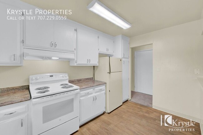 Building Photo - Bright & Spacious Upstairs 2-Bedroom Apart...