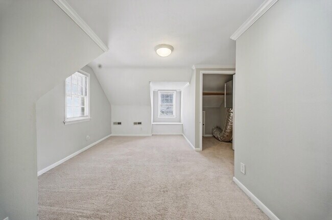 Building Photo - 4 Bedroom 2 Bathroom with large fenced in yard for Pets