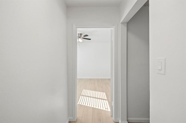 Building Photo - 806 E 13th St