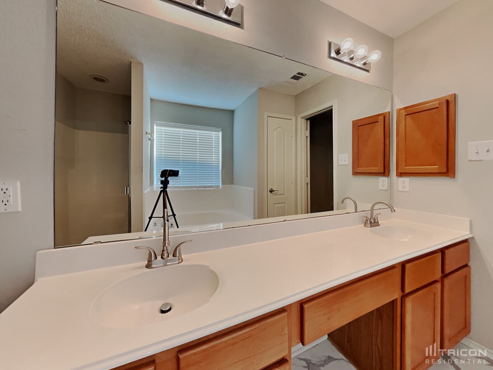 Building Photo - 772 Raven Dr