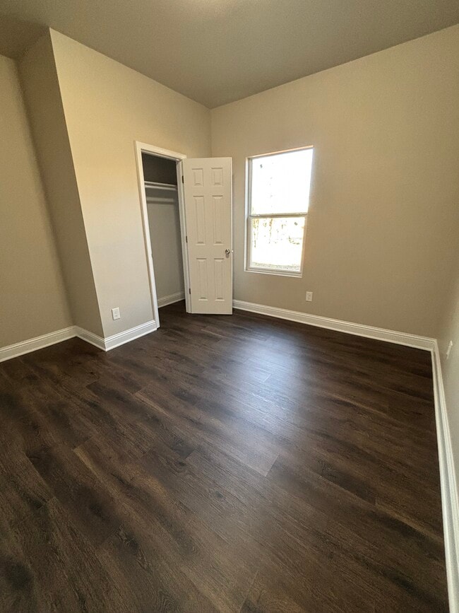 Building Photo - 307 Lister St