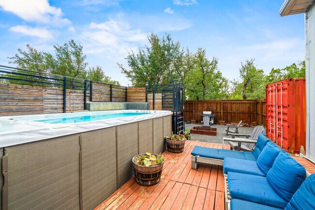 Building Photo - 9801 Mor Dr