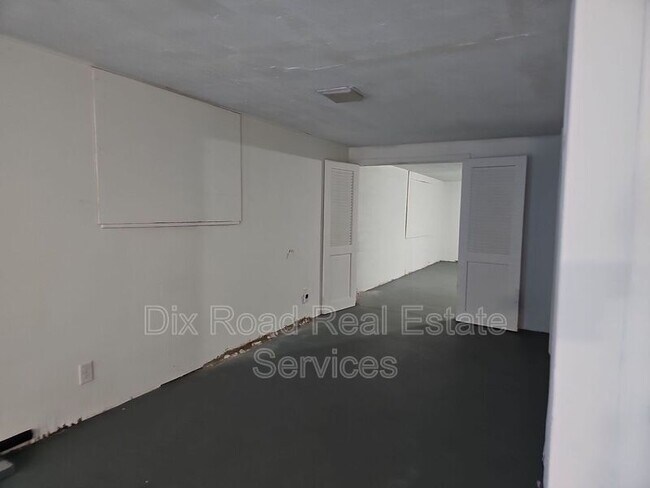 Building Photo - 1750 N Staunton Dr