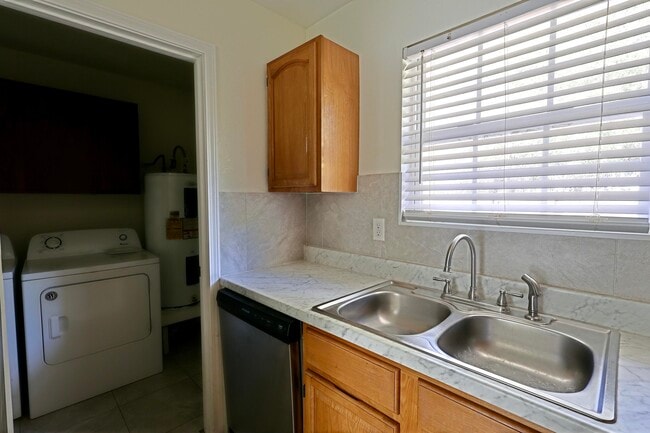 Building Photo - 3408 Green Briar Cir