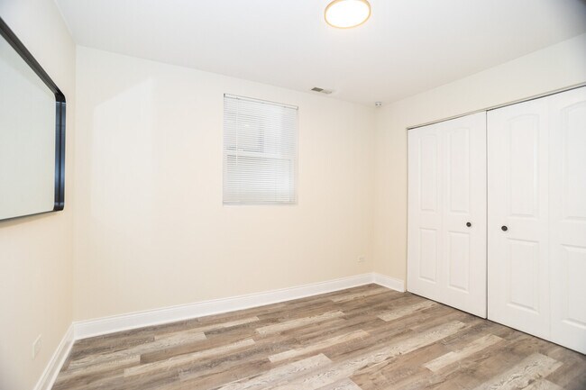 Building Photo - 2927 W Lyndale St