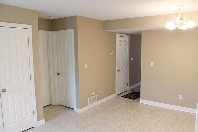 Building Photo - 1304 E Brown School Rd