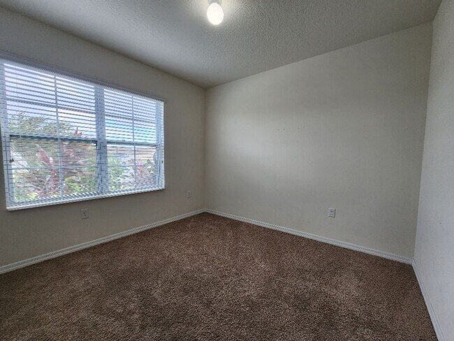 Building Photo - Beautifully 4-Bedroom, 2-Bath house in Lak...