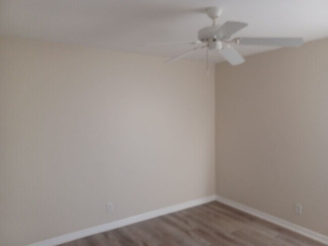 Building Photo - 3/2 with laminate flooring throughout